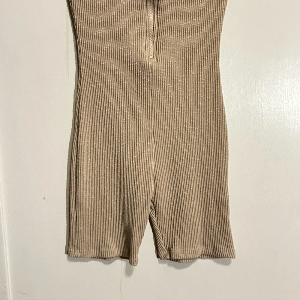 Fashion Nova tan cream zip front ribbed bodysuit women’s size small